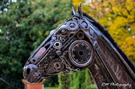 Œuvre cheval en métal